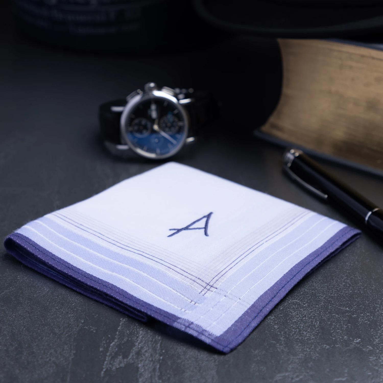 3 Stck Herren Stofftaschentücher mit Monogramm bestickt - mit farbigem Rand und Satinstreifen 100% Baumwolle 3 Stck Herren Stofftaschentücher mit Monogramm bestickt - mit farbigem Rand und Satinstreifen 100% Baumwolle